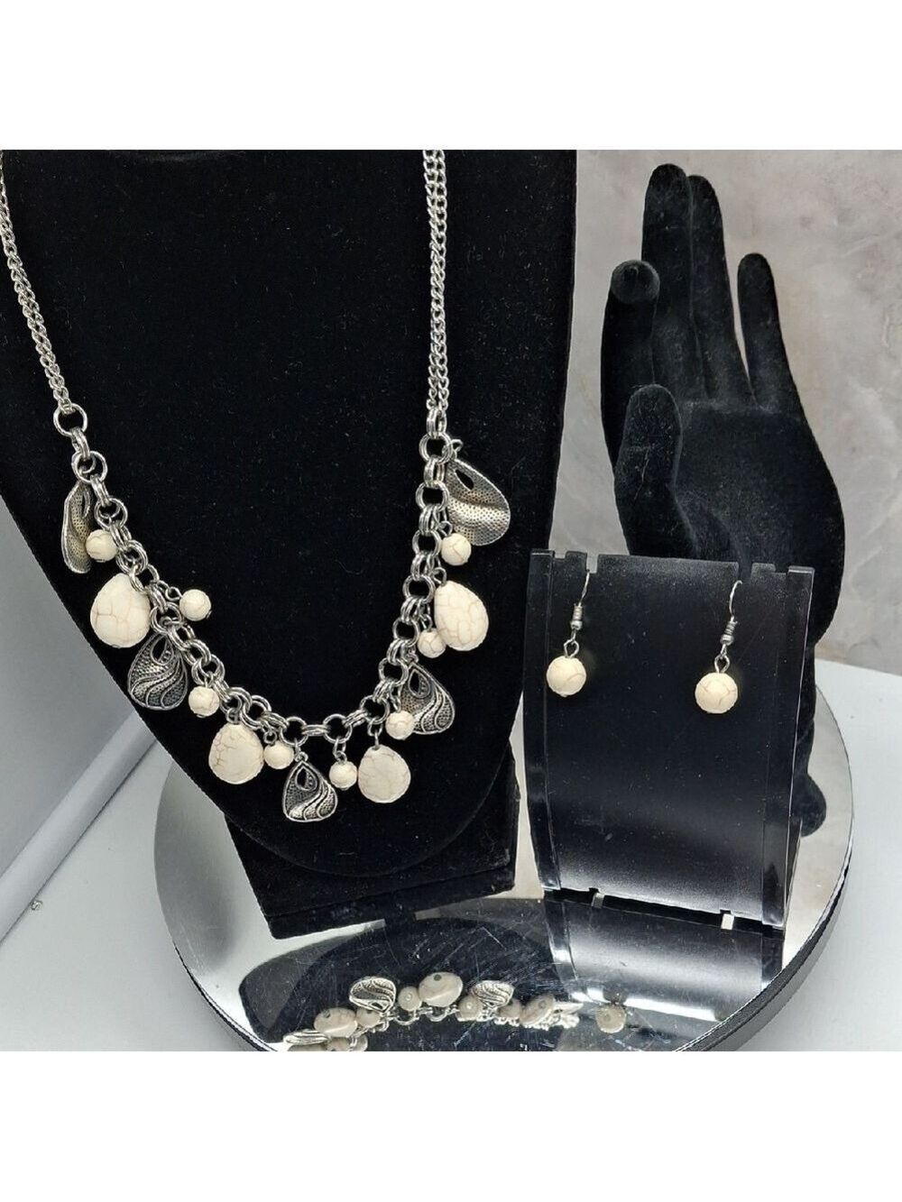 Howlite and Silvertone Neckclace & Earrings Set 18"